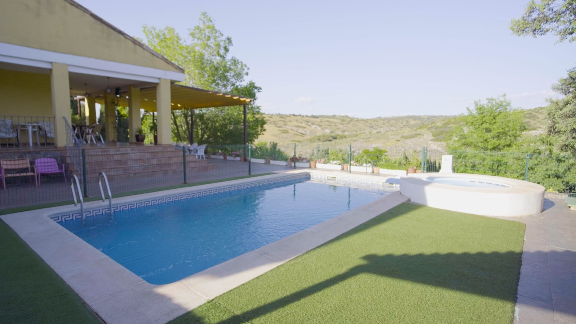 Piscina exterior de Finca Rural Victoria con vistas al campo de San Martín de la Vega